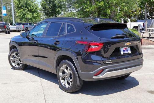 Mosaic Black Metallic 2025 Chevrolet Trax LT