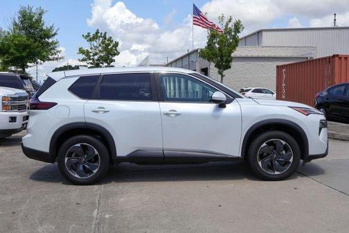 Everest White P 2025 Nissan Rogue SV
