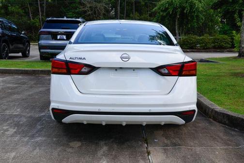 Pearl White Tri-Coat 2025 Nissan Altima SV
