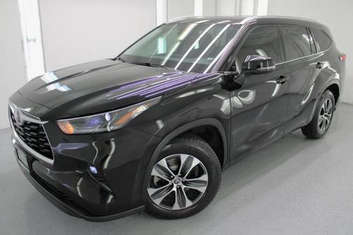 Black 2021 Toyota Highlander XLE