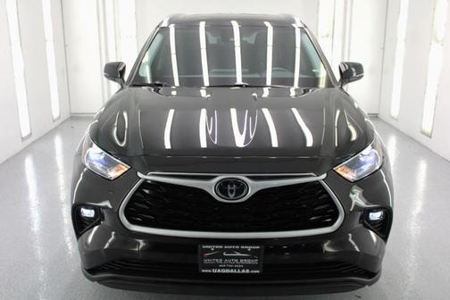 Black 2021 Toyota Highlander XLE