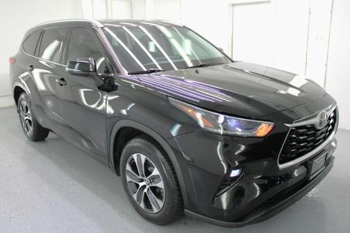 Black 2021 Toyota Highlander XLE