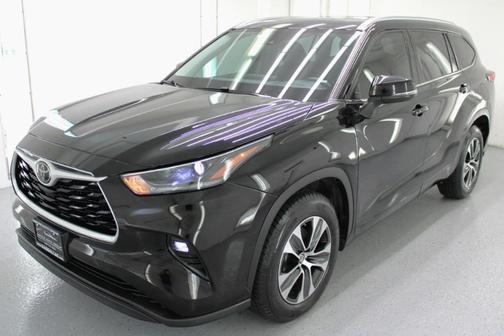 Black 2021 Toyota Highlander XLE