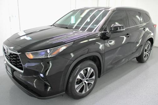 Black 2021 Toyota Highlander XLE