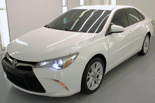 White 2015 Toyota Camry SE