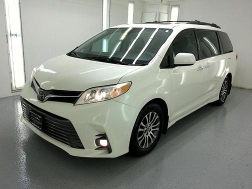 2018 Toyota Sienna XLE