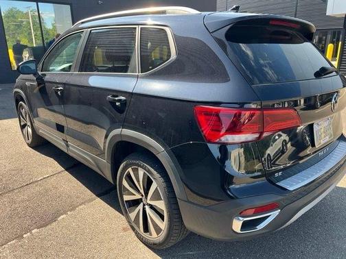 Deep Black Pearl Effect 2022 Volkswagen Taos 1.5T SE