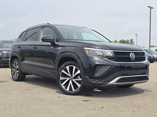 Deep Black Pearl Effect 2022 Volkswagen Taos 1.5T SE