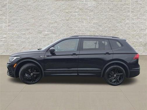 Deep Black Pearl Effect 2023 Volkswagen Tiguan 2.0T SE R-Line Black