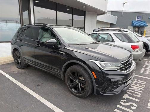 Deep Black Pearl Effect 2023 Volkswagen Tiguan 2.0T SE R-Line Black