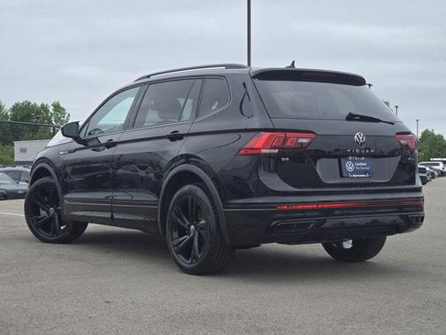 Deep Black Pearl Effect 2023 Volkswagen Tiguan 2.0T SE R-Line Black