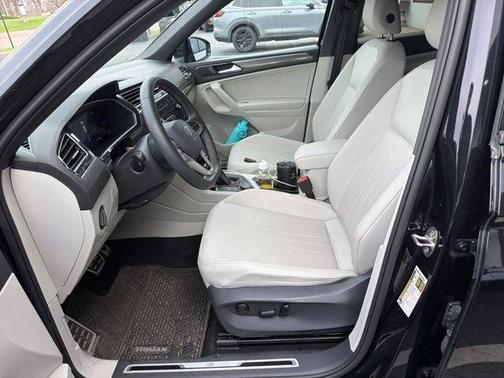 Deep Black Pearl Effect 2023 Volkswagen Tiguan 2.0T SE R-Line Black