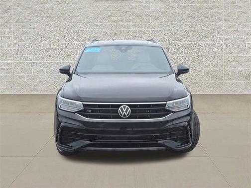 Deep Black Pearl Effect 2023 Volkswagen Tiguan 2.0T SE R-Line Black