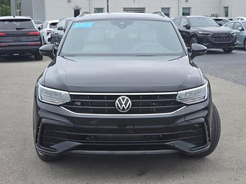 Deep Black Pearl Effect 2023 Volkswagen Tiguan 2.0T SE R-Line Black
