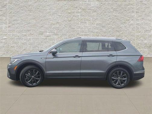 Platinum Gray Metallic 2022 Volkswagen Tiguan 2.0T SE
