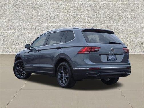 Platinum Gray Metallic 2022 Volkswagen Tiguan 2.0T SE