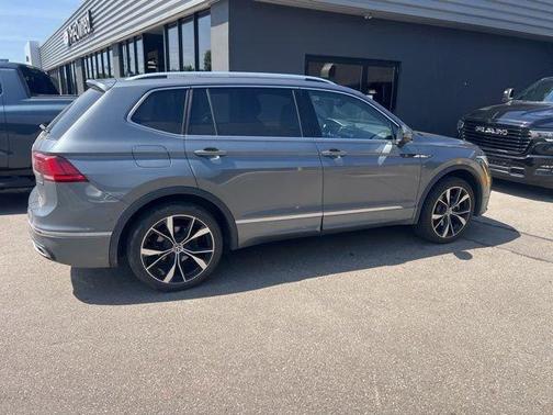 Platinum Gray Metallic 2024 Volkswagen Tiguan 2.0T SEL R-Line