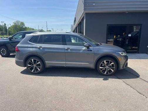Platinum Gray Metallic 2024 Volkswagen Tiguan 2.0T SEL R-Line
