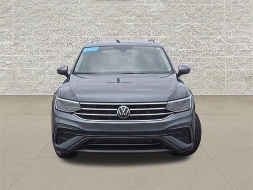 Platinum Gray Metallic 2024 Volkswagen Tiguan 2.0T SE