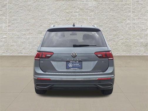 Platinum Gray Metallic 2024 Volkswagen Tiguan 2.0T SE