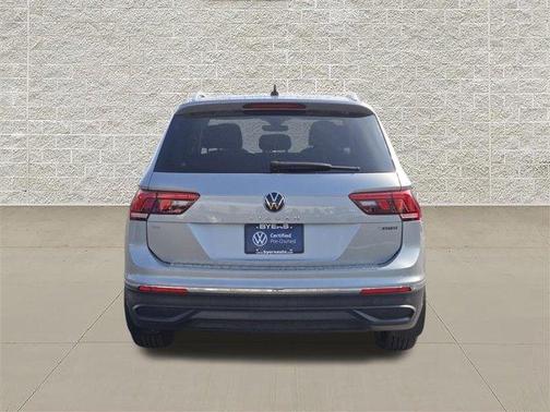 Pyrite Silver Metallic 2024 Volkswagen Tiguan 2.0T SE