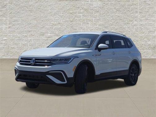 Pure White 2024 Volkswagen Tiguan 2.0T SE