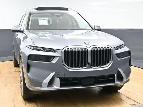 Gray Metallic 2025 BMW X7 xDrive40i