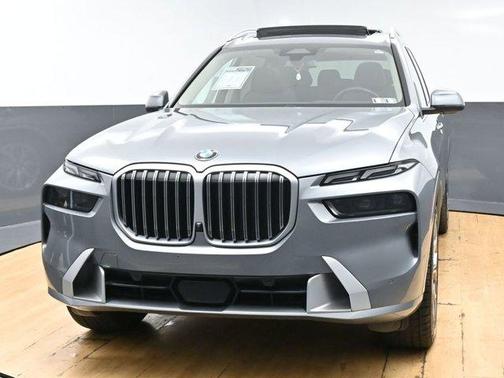 Gray 2025 BMW X7 xDrive40i