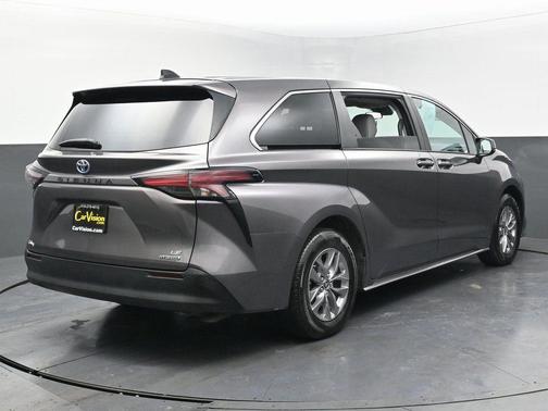 2024 Toyota Sienna LE