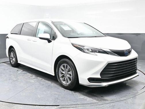 2024 Toyota Sienna LE