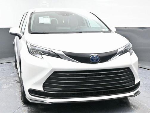 2024 Toyota Sienna LE