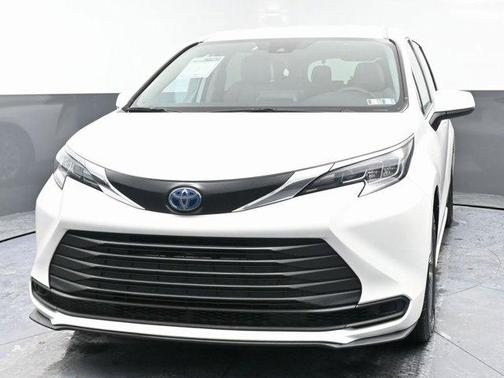 2024 Toyota Sienna LE
