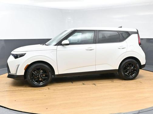 Snow White Pearl 2023 Kia Soul LX