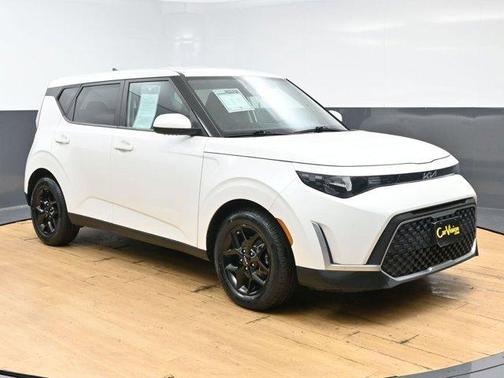 Snow White Pearl 2023 Kia Soul LX