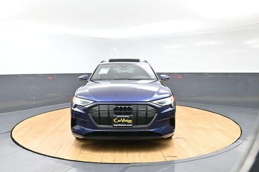 Navarra Blue Metallic 2022 Audi e-tron Premium