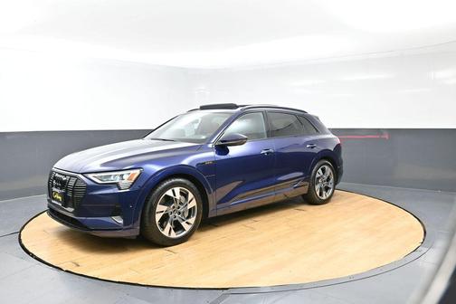 Navarra Blue Metallic 2022 Audi e-tron Premium