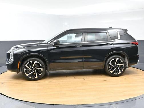 Labrador Black Pearl 2022 Mitsubishi Outlander SE