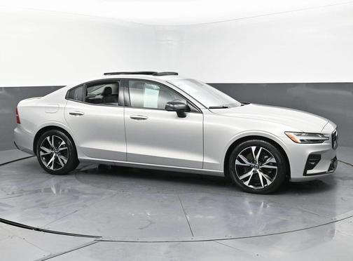 2024 Volvo S60 B5 Core Dark Theme