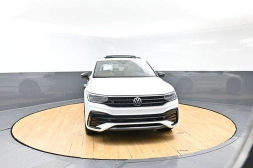 Opal White Pearl Effect 2024 Volkswagen Tiguan 2.0T SE R-Line Black