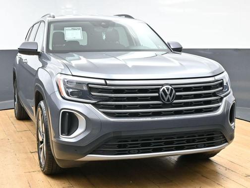 Platinum Gray Metallic 2025 Volkswagen Atlas 2.0T SE w/Technology