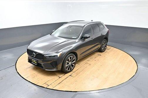 Platinum Gray Metallic 2023 Volvo XC60 B5 Plus Dark Theme