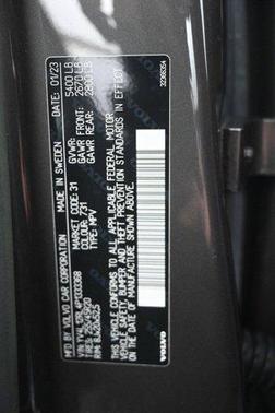 Platinum Gray Metallic 2023 Volvo XC60 B5 Plus Dark Theme