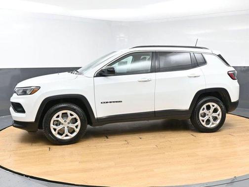 Bright White Clearcoat 2024 Jeep Compass Latitude