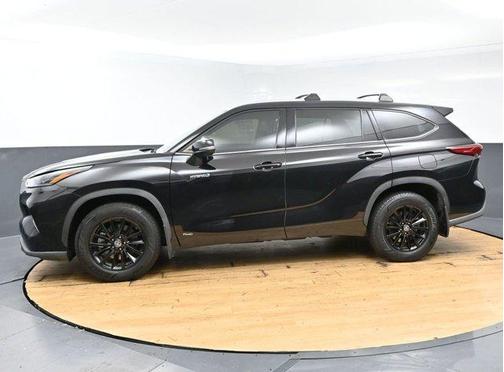 Amber 2021 Toyota Highlander Hybrid XLE