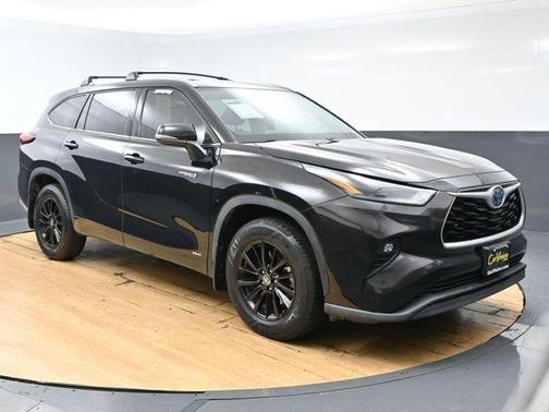 Amber 2021 Toyota Highlander Hybrid XLE