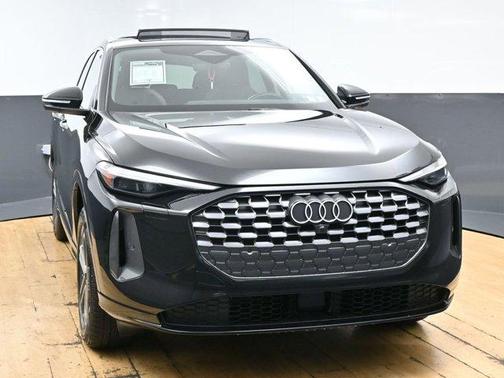 Mythos Black Metallic 2025 Audi Q5 2.0T quattro Premium