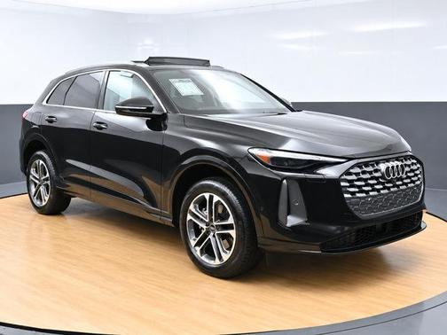 Mythos Black Metallic 2025 Audi Q5 2.0T quattro Premium