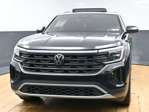 Deep Black Pearl Effect 2024 Volkswagen Atlas Cross Sport 2.0T SE w/Technology