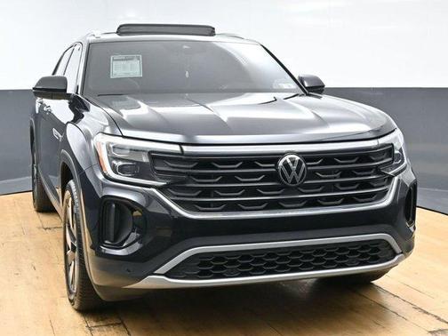 Deep Black Pearl Effect 2024 Volkswagen Atlas Cross Sport 2.0T SE w/Technology