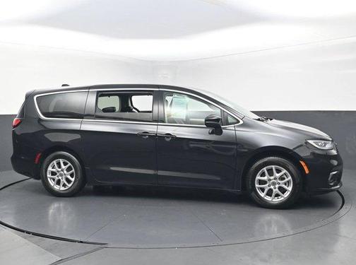 Brilliant Black Crystal Pearlcoat 2023 Chrysler Pacifica Touring-L